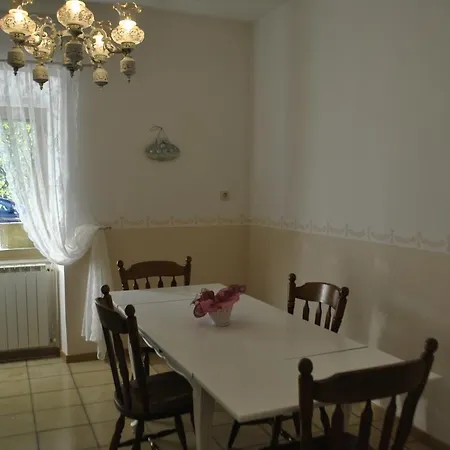 Pod Kostanji Apartamento *