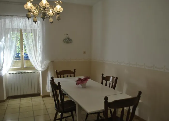 Pod Kostanji 公寓 *